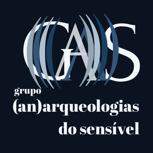 Sobre fundo azul escuro, destaca-se a sigla GA(A)S, na qual os parênteses se multiplicam, e abaixo se pode ler o significado das sigla: grupo (an)arqueologias do sensível.